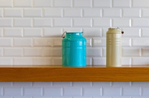 Jak układać płytki ceramiczne na ścianie w kuchni?
