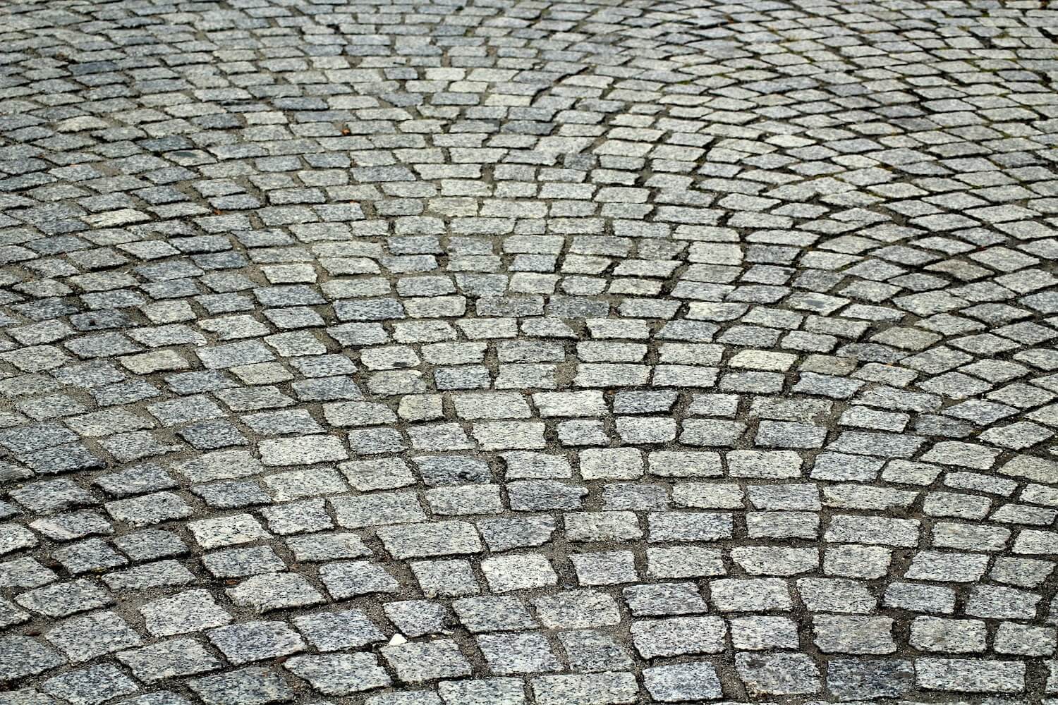 Jak układać kostkę brukową?