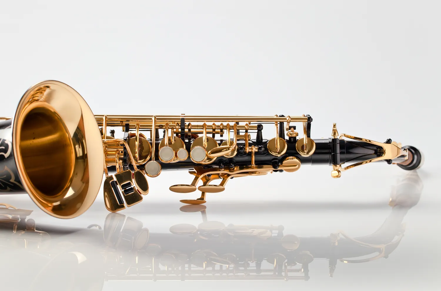 Dlaczego saksofon jest instrumentem drewnianym?